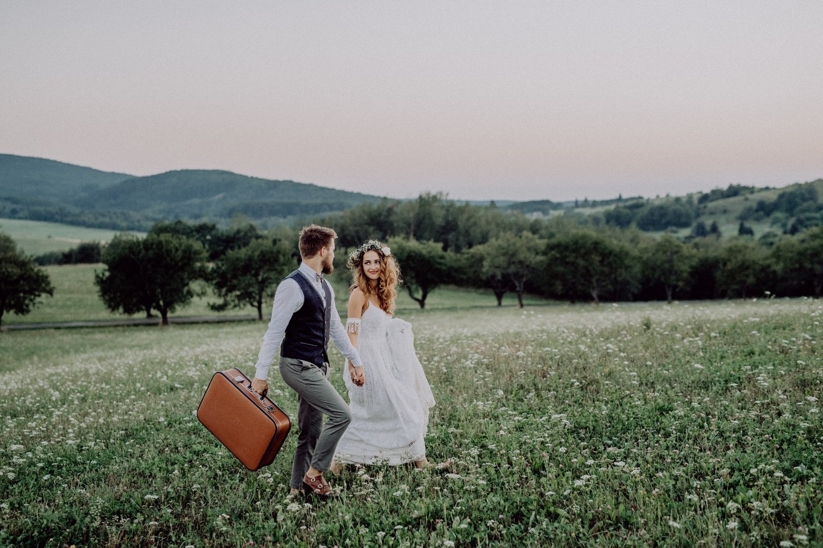 beautiful-bride-and-groom-at-sunset-in-green-natur-P8PLWCQ.jpg